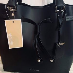 Blakely bucket size Michael kors
